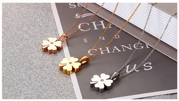 Collier trèfle 4 feuilles plein doré