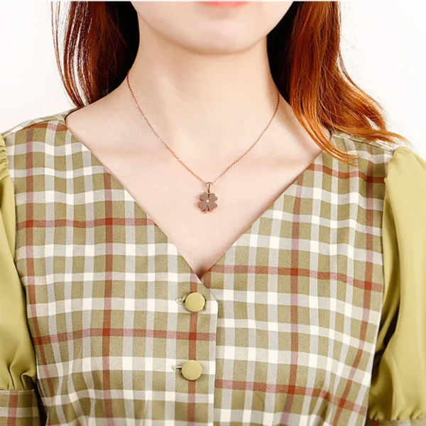 Collier trèfle 4 feuilles plein or rose