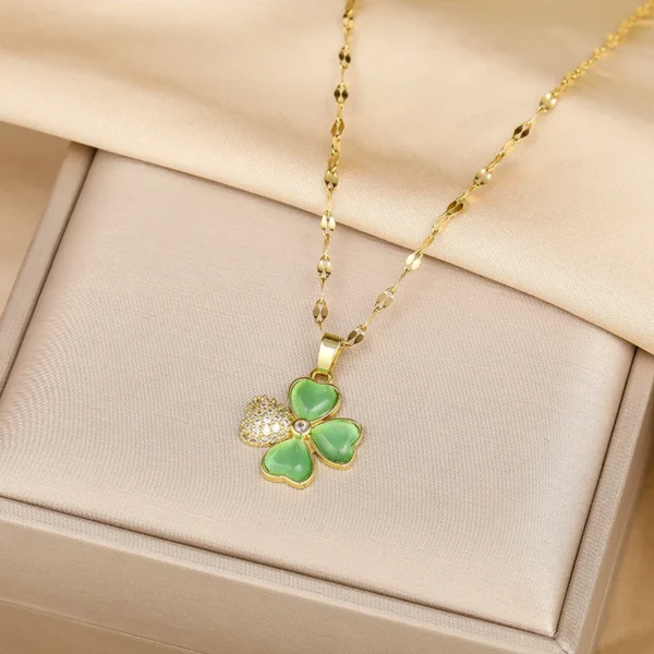 Collier trèfle 4 feuilles vert et doré avec cristaux