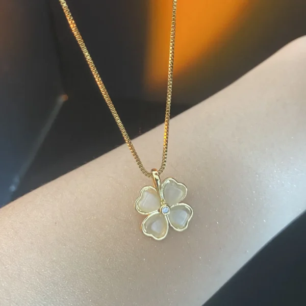 Collier trèfle à 4 feuilles blanc et doré classique