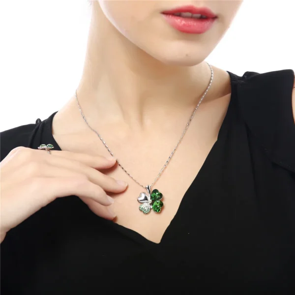 Collier trèfle argenté avec cristaux verts