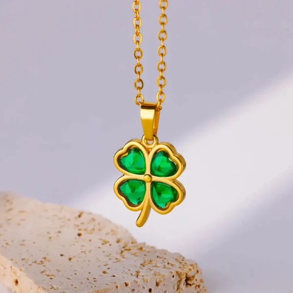 Collier trèfle doré avec feuilles cristallisées vertes