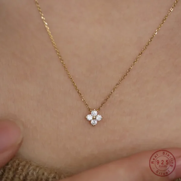Collier trèfle doré en cristaux