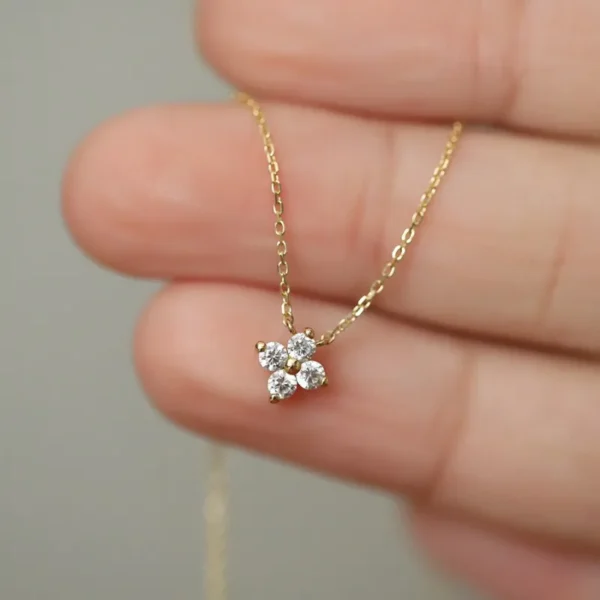 Collier trèfle doré en cristaux