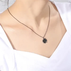 Collier trèfle noir avec chaîne