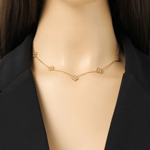Collier trèfles multiples doré avec cristaux