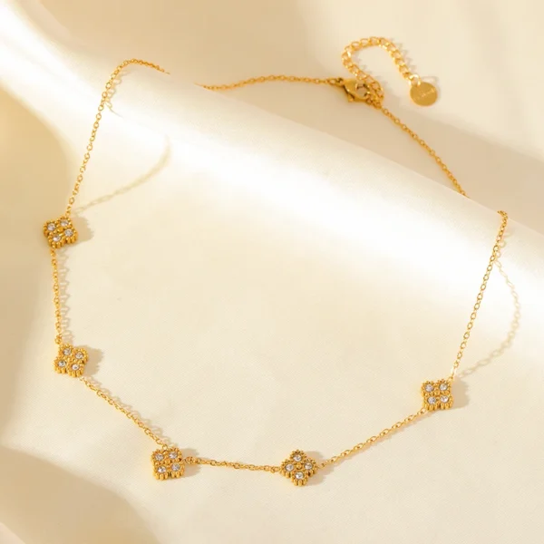 Collier trèfles multiples doré avec cristaux