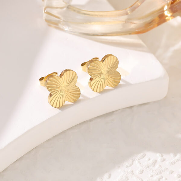 Boucles d&rsquo;oreilles trèfle 4 feuilles pleines argentées