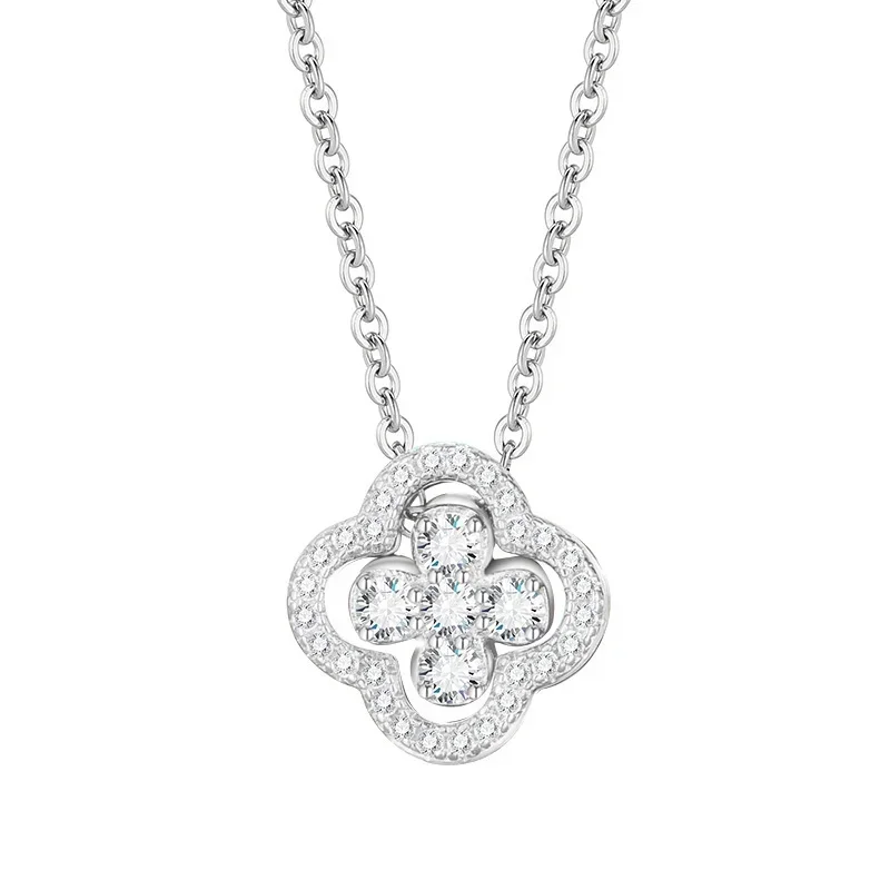 Collier trèfle 4 feuilles en argent serti de diamants, un bijou élégant et scintillant.