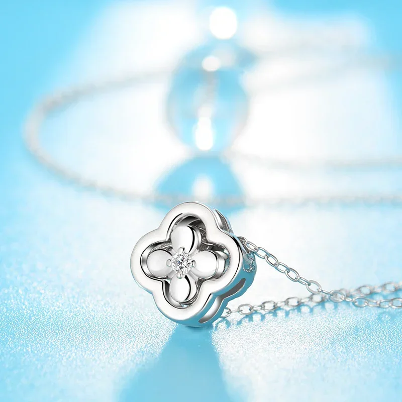 Collier trèfle 4 feuilles argent serti d'une pierre, bijou élégant et discret.