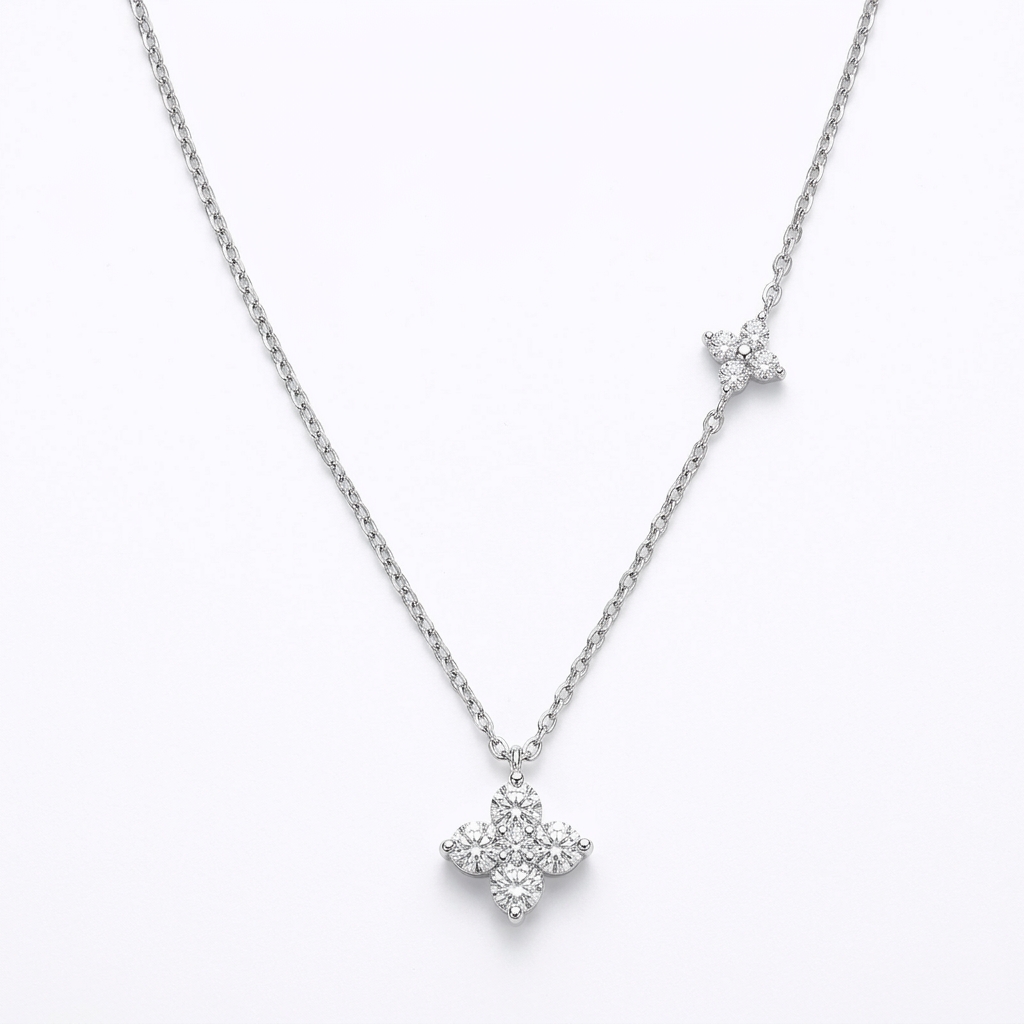 Collier trèfle 4 feuilles en argent et zircons, un bijou scintillant et élégant.