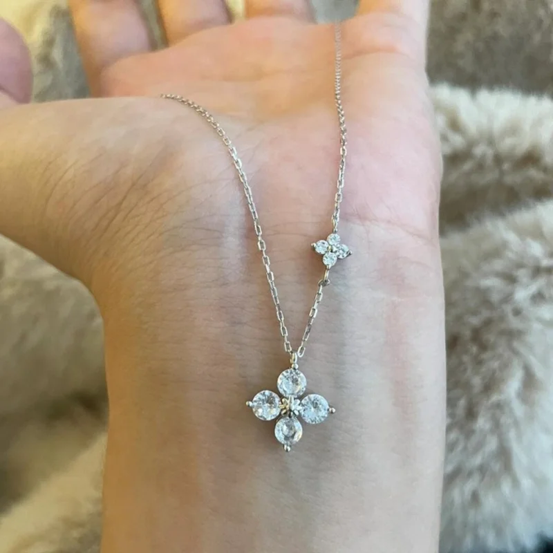 Collier trèfle 4 feuilles argent et zircons, un bijou scintillant pour un look élégant.