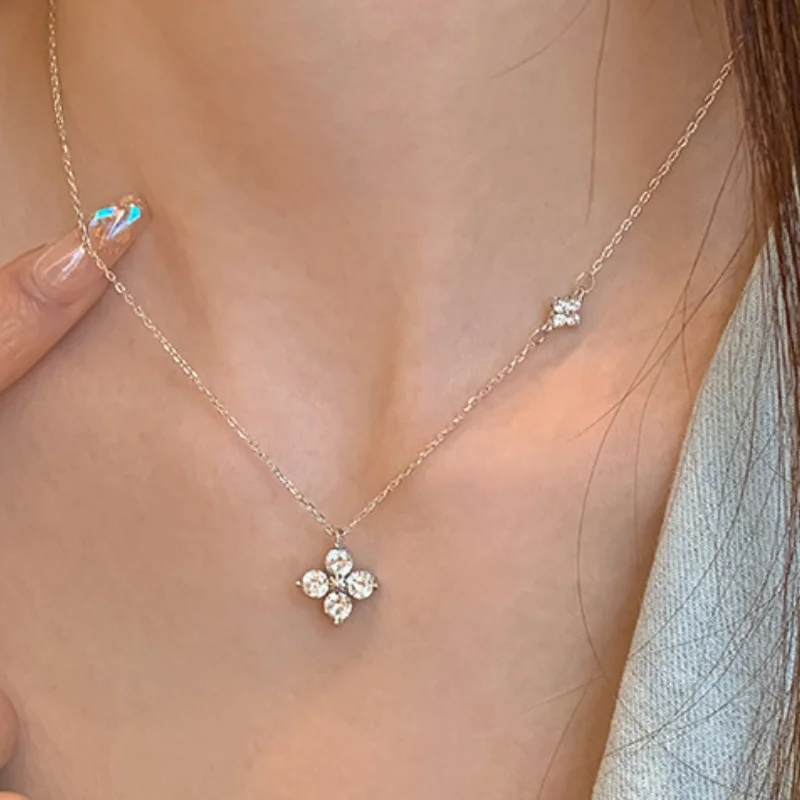 Collier fin en or avec pendentif trèfle à 4 feuilles serti de zircons brillants.